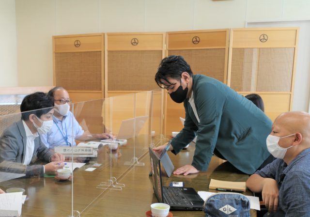 千代田区長と神田のまちづくりについて意見交換を行いました。